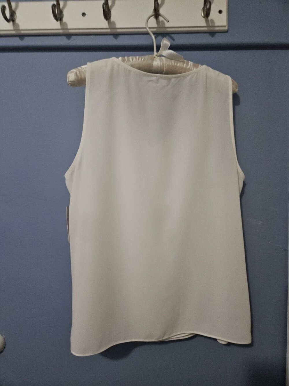 Nine West - Ivory V-Neck Tank Shell-Size L - Picture 3 of 7